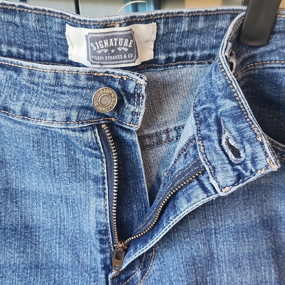 Signature by Levi Strauss Women’s Denim Shorts - Picture 8 of 9